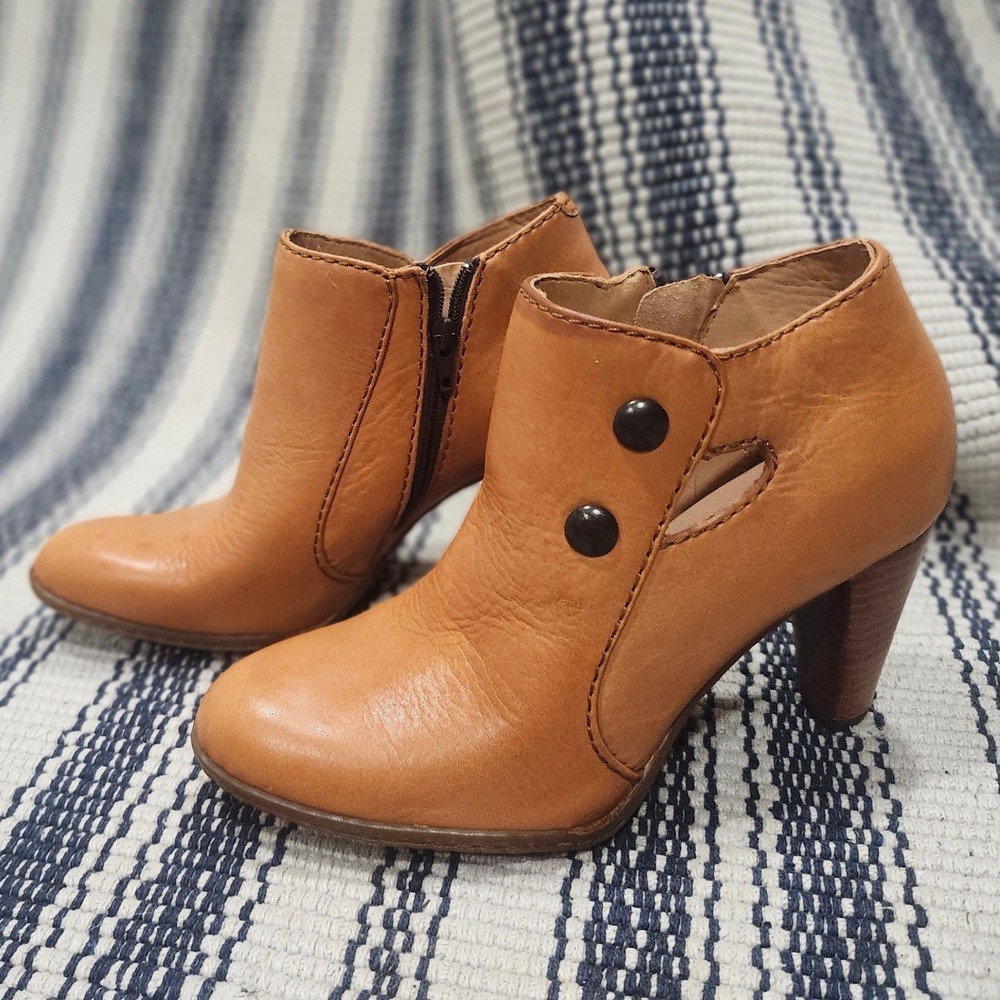Born Crown Tan Leather Ankle Boots W21779 Brown Button Detail Booties 6 36.5